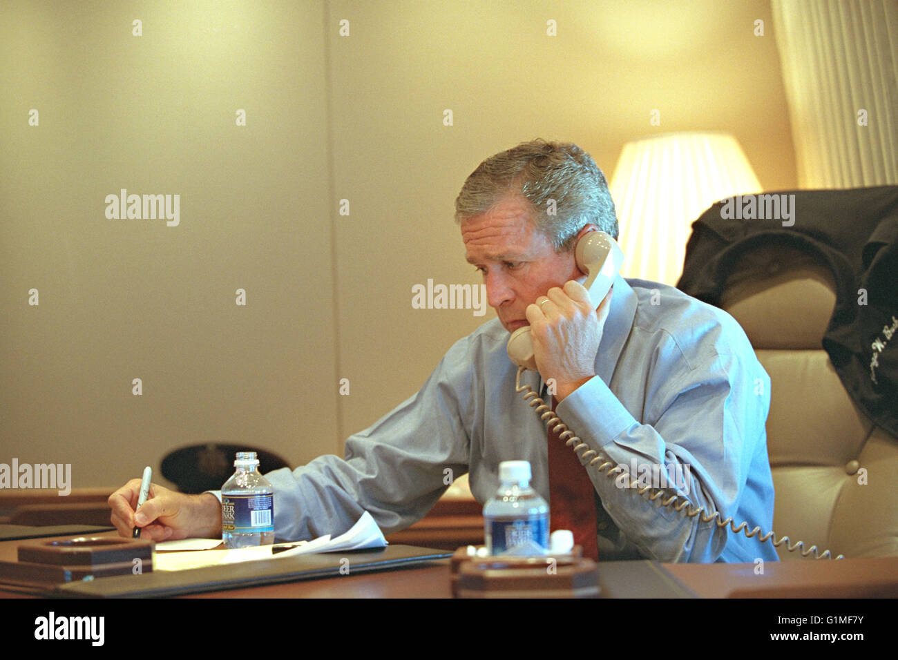 US-Präsident George W. Bush verleiht mit Personal per Telefon an Bord Luftwaffe greift man nach den Terroranschlägen 11. September 2001 unterwegs zur Barksdale Air Force Base in Louisiana. Stockfoto