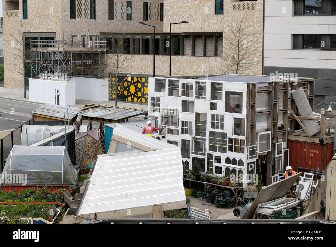 Männer, die Gebäudestruktur aus Fenstern im Skip-Garden in Kings Cross London UK KATHY DEWITT Stockfoto