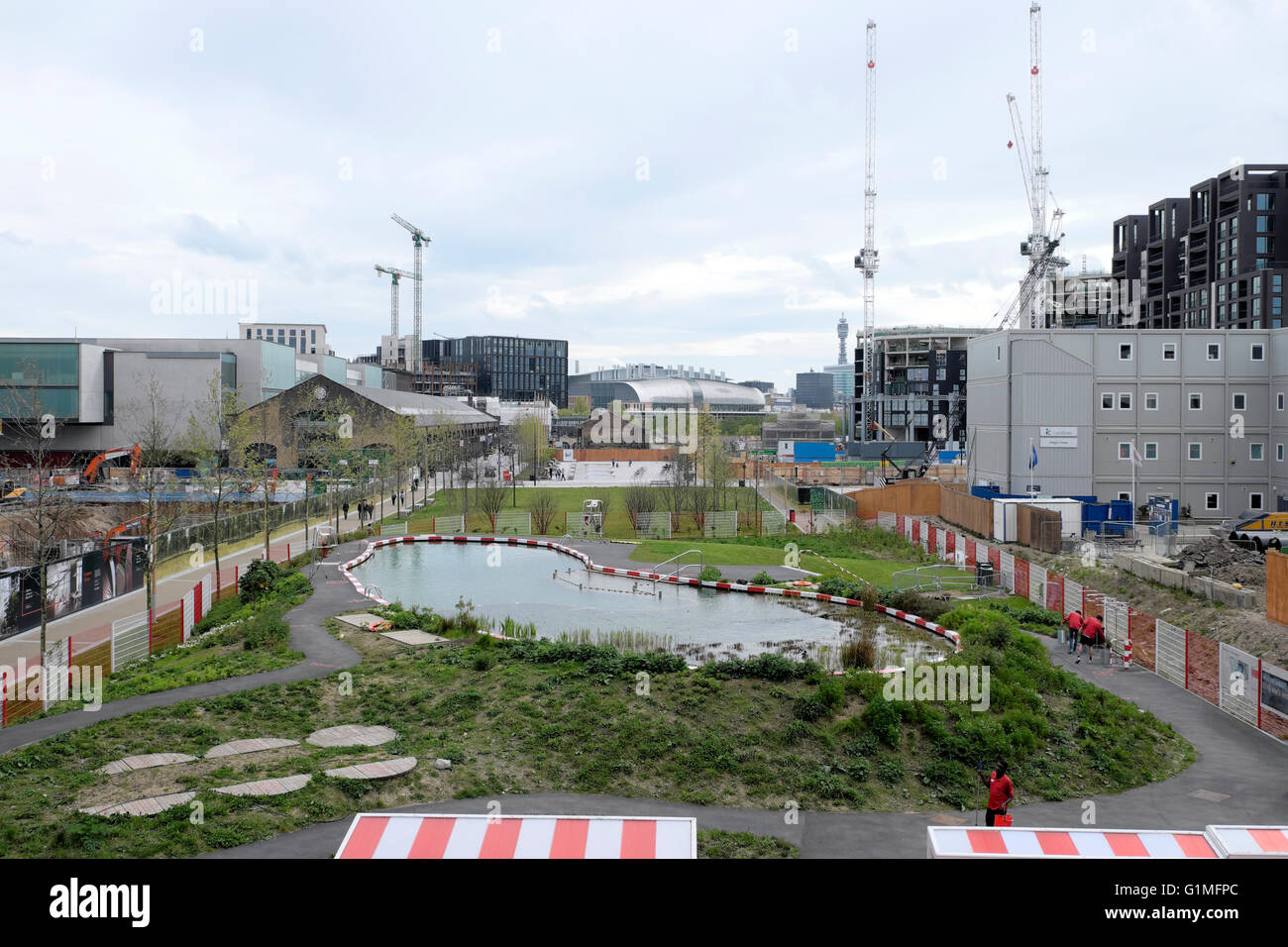 Hohen Blick über den Teich und Park der Baustelle und in der Nähe der Skip-Garden in Kings Cross London UK KATHY DEWITT Handyside Stockfoto