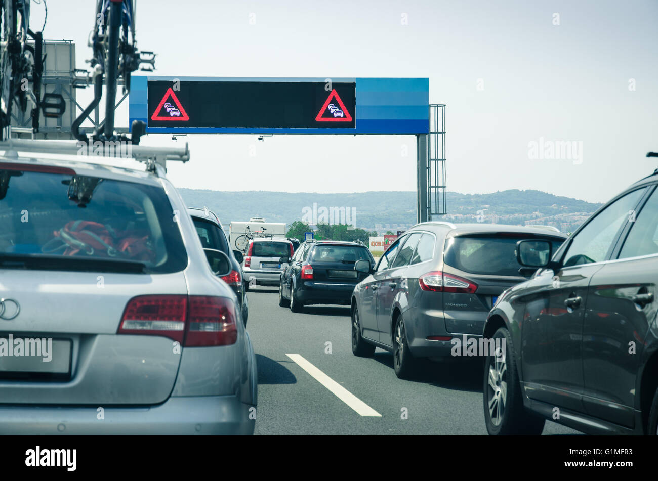 Konvoi Traffic Jam Straßenschild und Autos auf der Straße Stockfoto