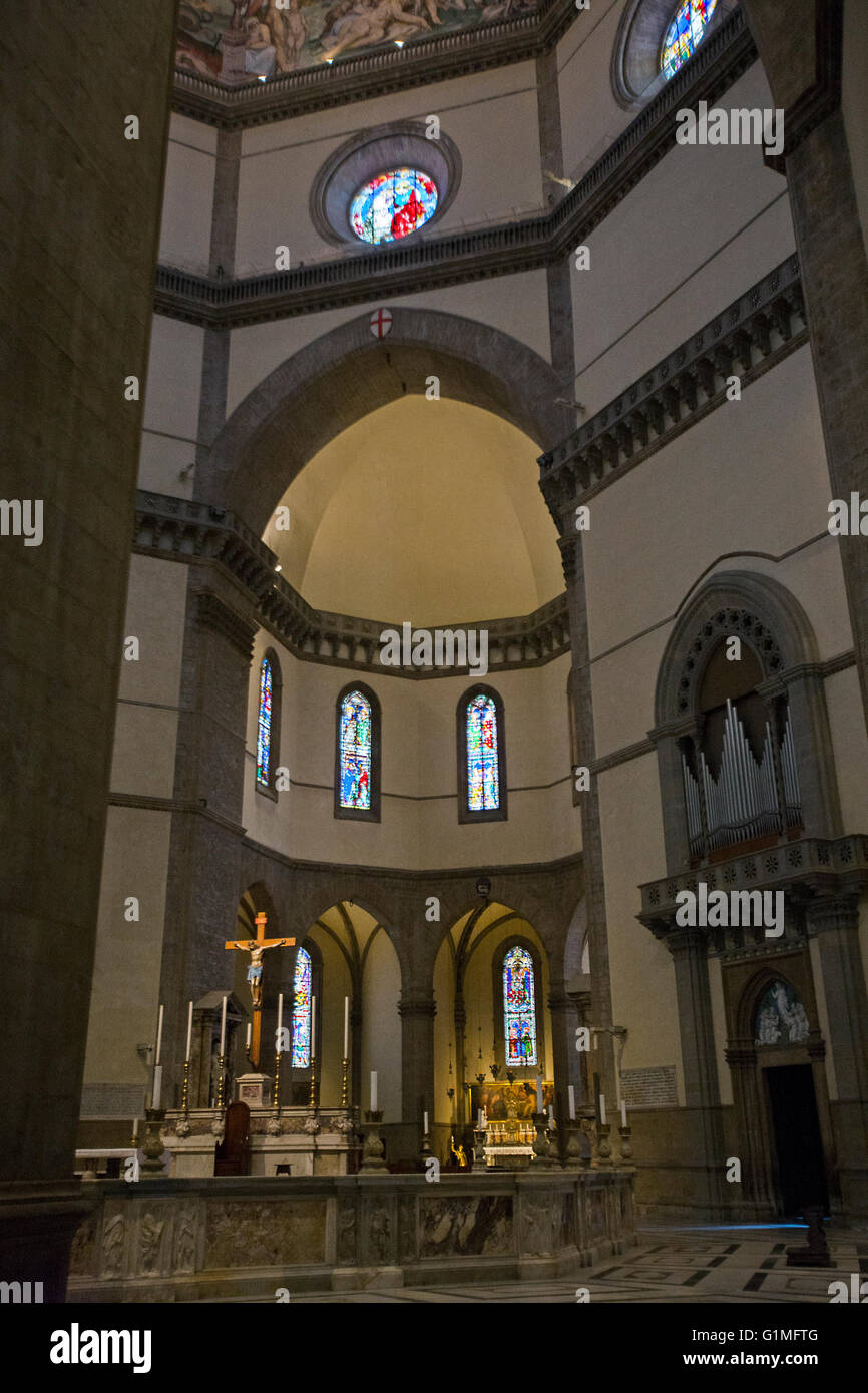 Innenraum des Doms Santa Maria del Fiore Florenz, Italy.The Altar und Kreuz Stockfoto
