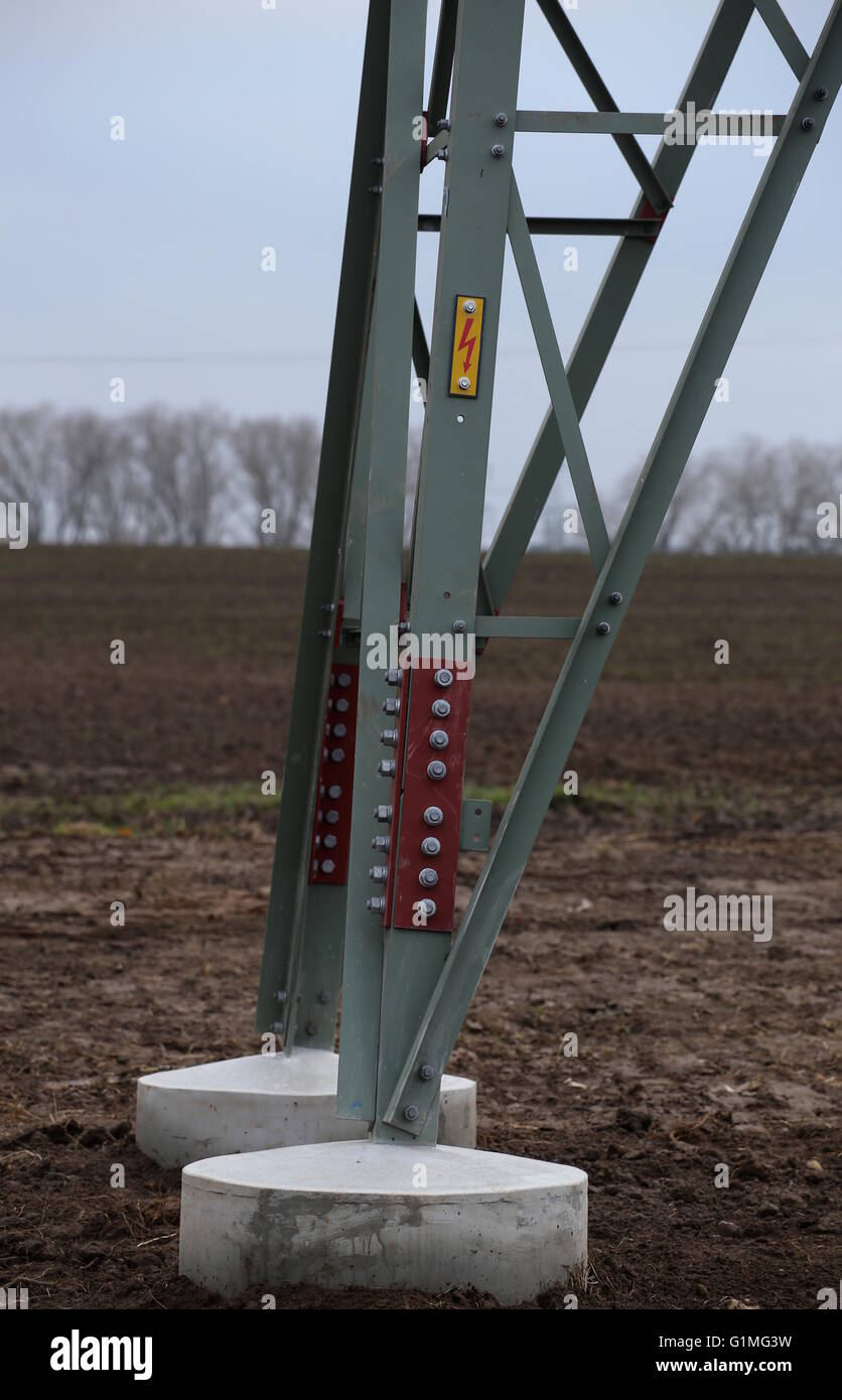 Hochspannung am Power-Line-Rahmen in Deutschland unterzeichnen. Stockfoto