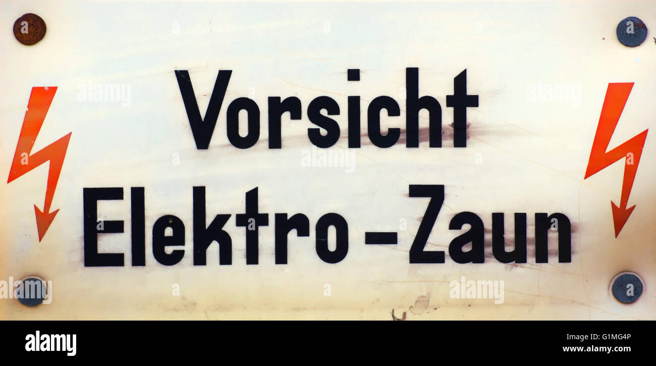 Zeichen sagen: Vorsicht, Elektrozaun. Stockfoto