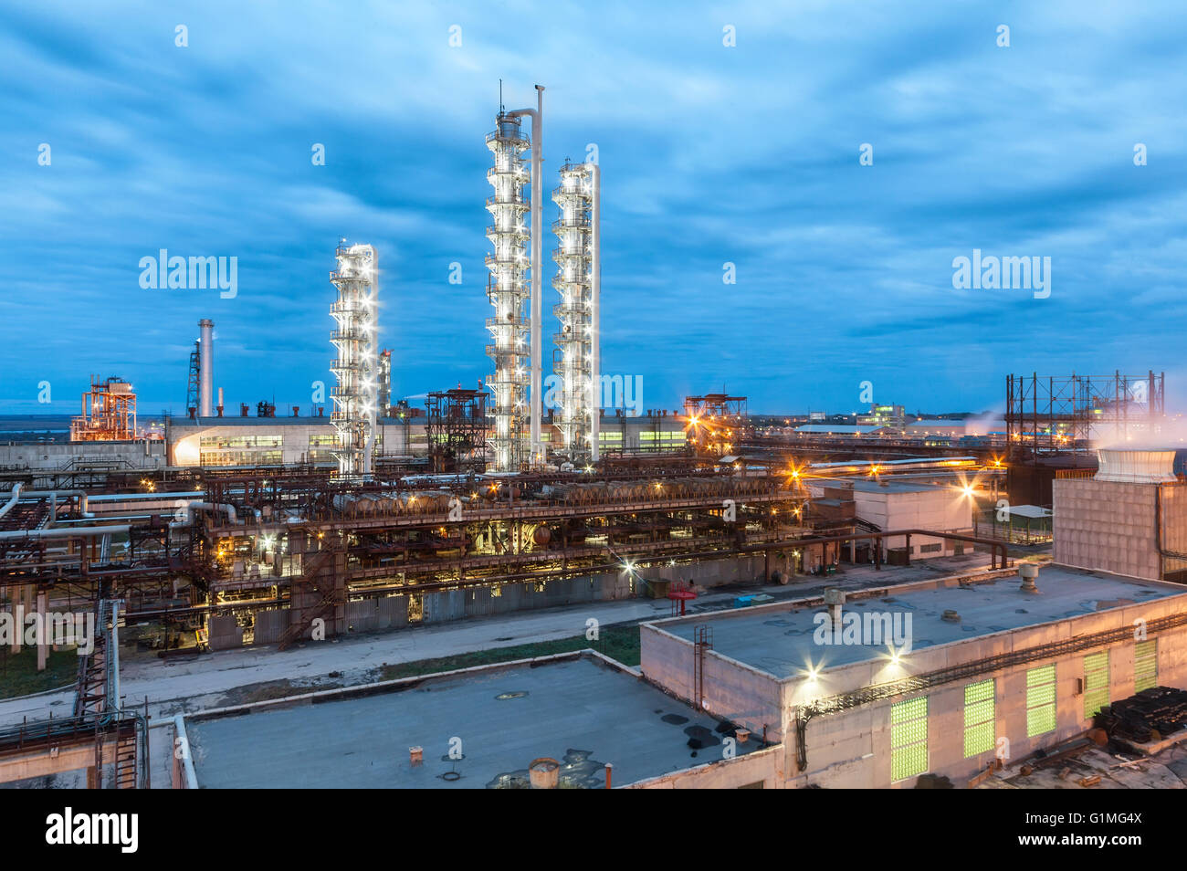 Chemische Fabrik zur Herstellung von Ammoniak und Stickstoff-Düngung auf Nacht. Stockfoto