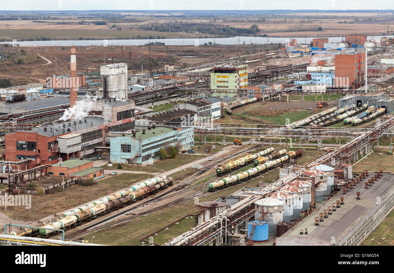 Chemische Fabrik zur Herstellung von Säuren und Ammoniak. Ansicht von oben. Die Eisenbahn mit Güterzügen Stockfoto