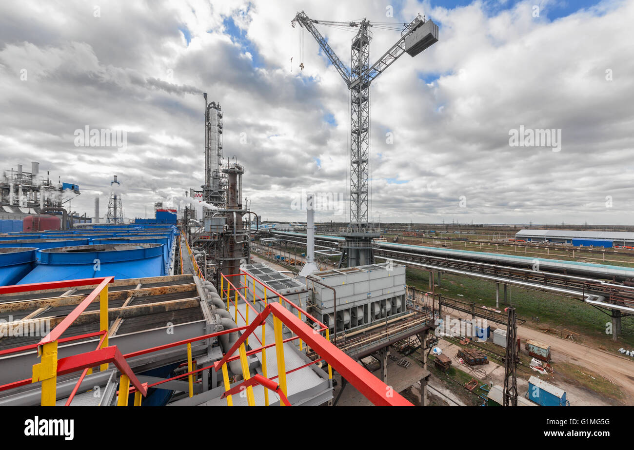 Chemische Fabrik zur Herstellung von Ammoniak und Stickstoff-Düngung auf Tageszeit. Riesigen Kran im Werk Stockfoto