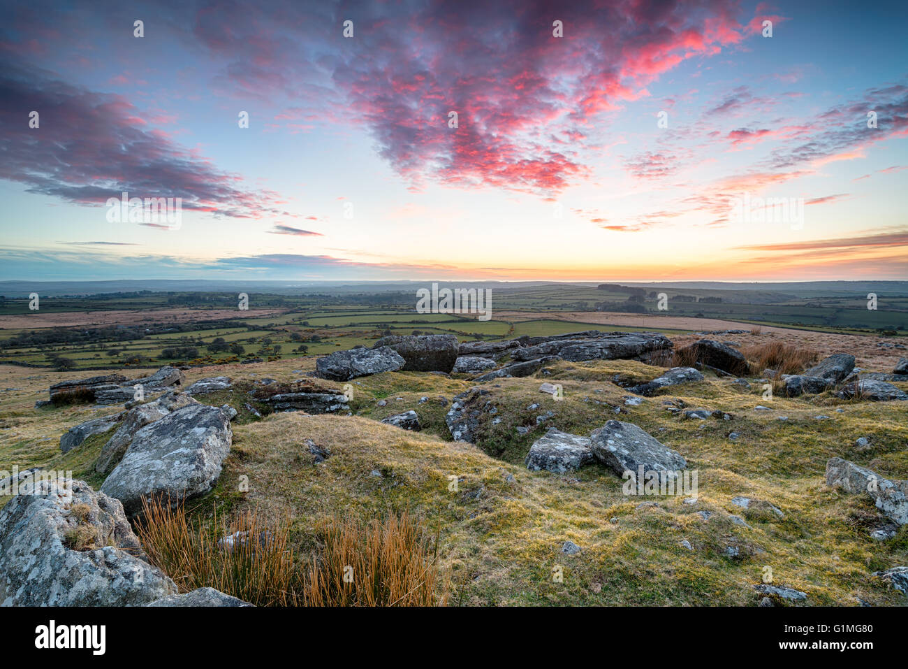 Atemberaubende dramatischen Sonnenuntergang über Bodmin Moor von der Spitze des Alex Tor in Cornwall Stockfoto