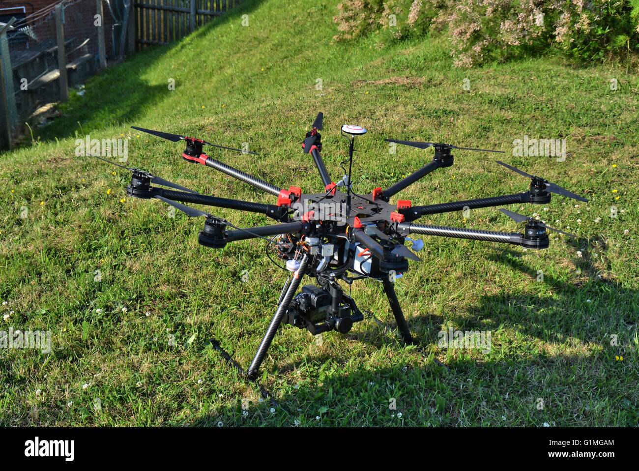 Drone Foto 8 Rotor Drohne mit professionellen Lumix-Kamera befestigt auf Gimbel, vor der für aerial Video und Foto Stockfoto