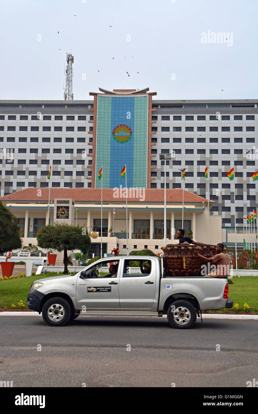 Nationaltheater von Ghana abholen Auto mit staatlichen Schlagzeug auf dem Rücken, vor dem Parlament von Ghana, Ghana Flagge zeigen Stockfoto