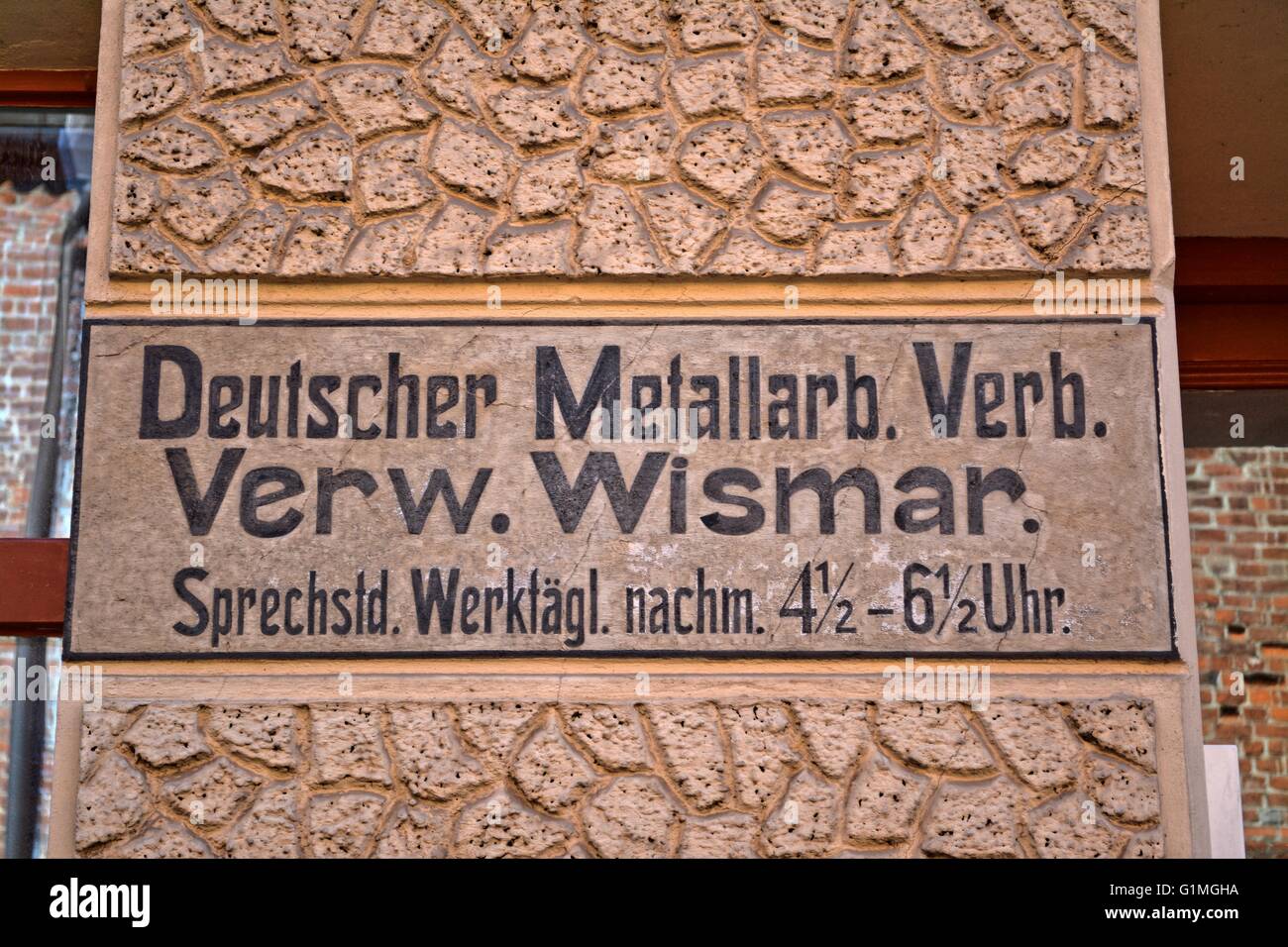 um 1900 alte Wand Werbung, auf einer Hauswand in Wismar, Deutschland. Deutsche Metal Workers Union, Hauptsitz Wismar. Stockfoto