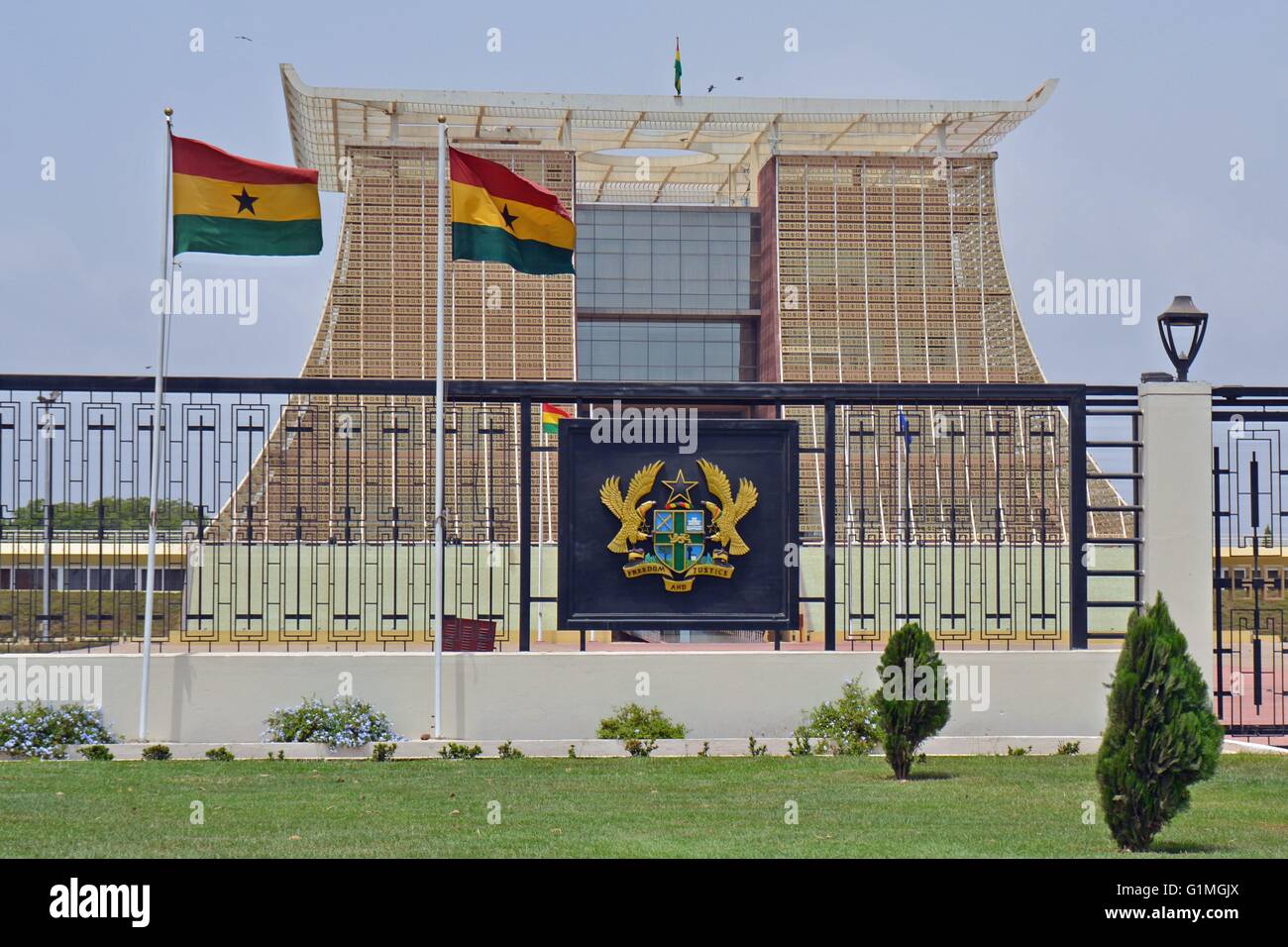 Accra, Ghana - Flagge Personalhaus des Präsidenten der Republik Ghana, Vorderansicht mit Wappen und Flaggen von Ghana Stockfoto