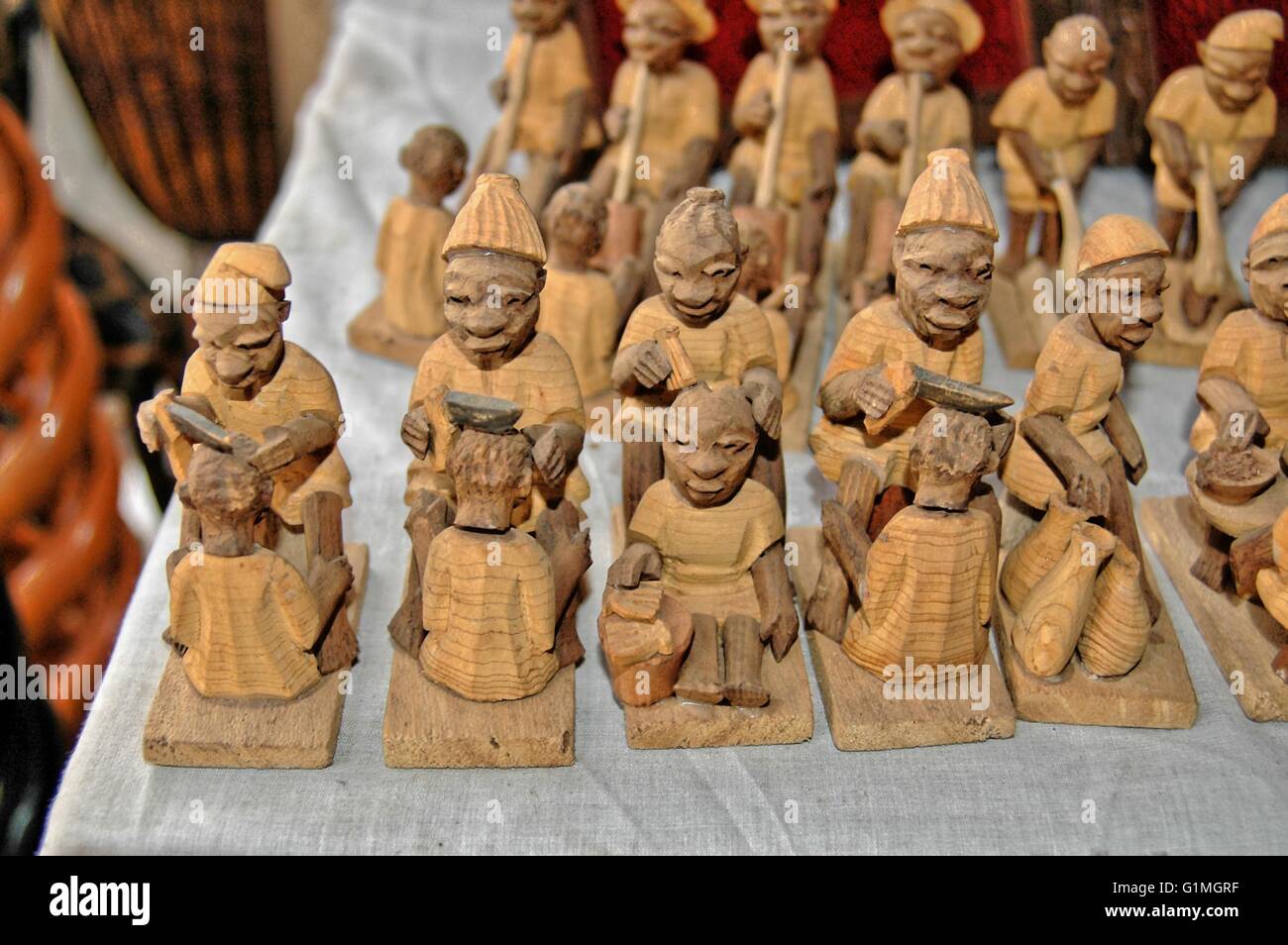 Ghana, Westafrika, afrikanische Holz-Kunst. Aus Holz handgefertigten Figuren, auf Verkauf in Ghana Stockfoto