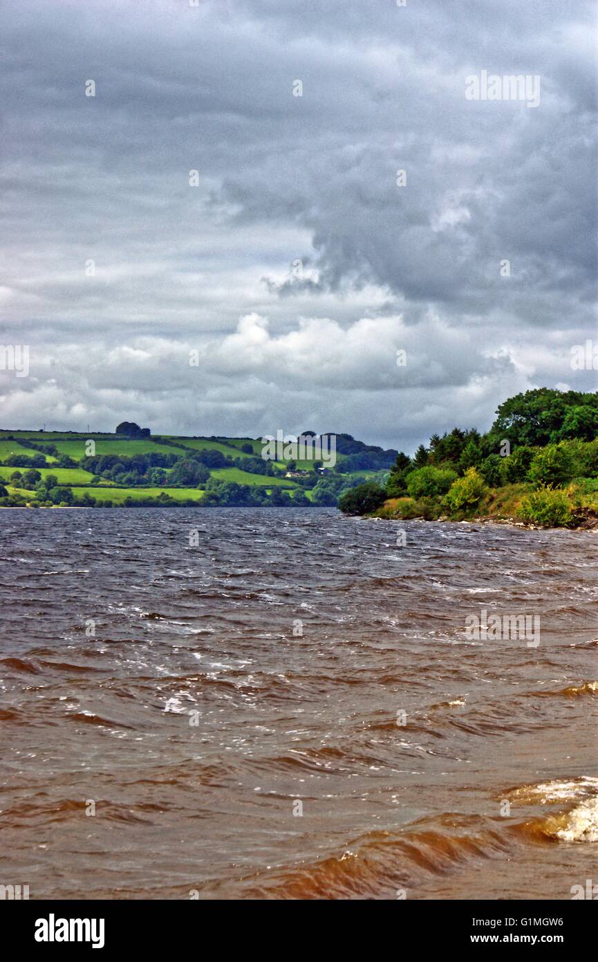 Irische Berggebiet in Irland, in der Nähe von Dublin, Republik Irland, dramatische Wolken und Landschaft, grüne grass.rough Wasser Stockfoto