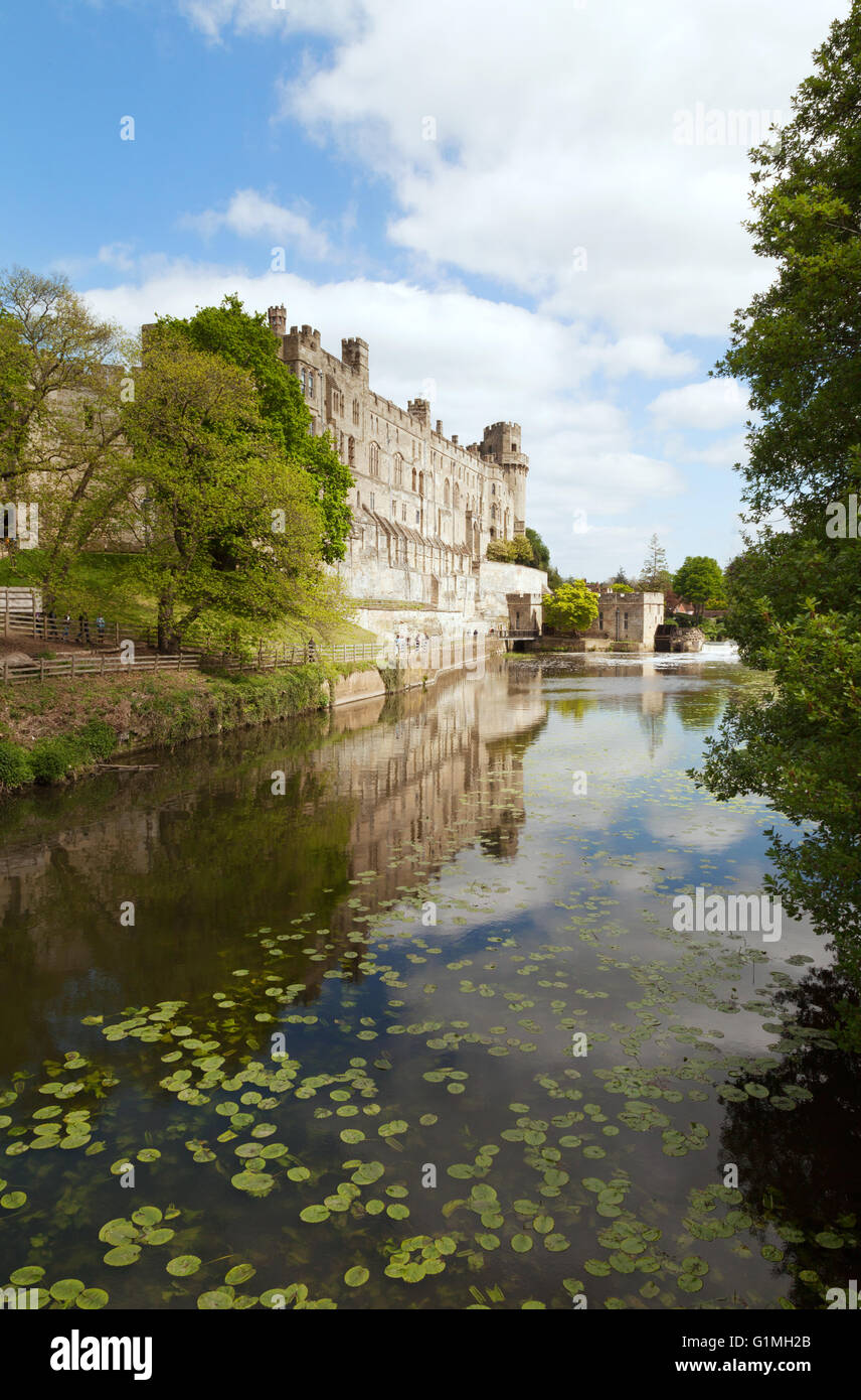 Warwick Castle UK, eine mittelalterliche Burg aus dem 11th. Jahrhundert, und der Fluss Avon, Warwick, Warwickshire, England Stockfoto