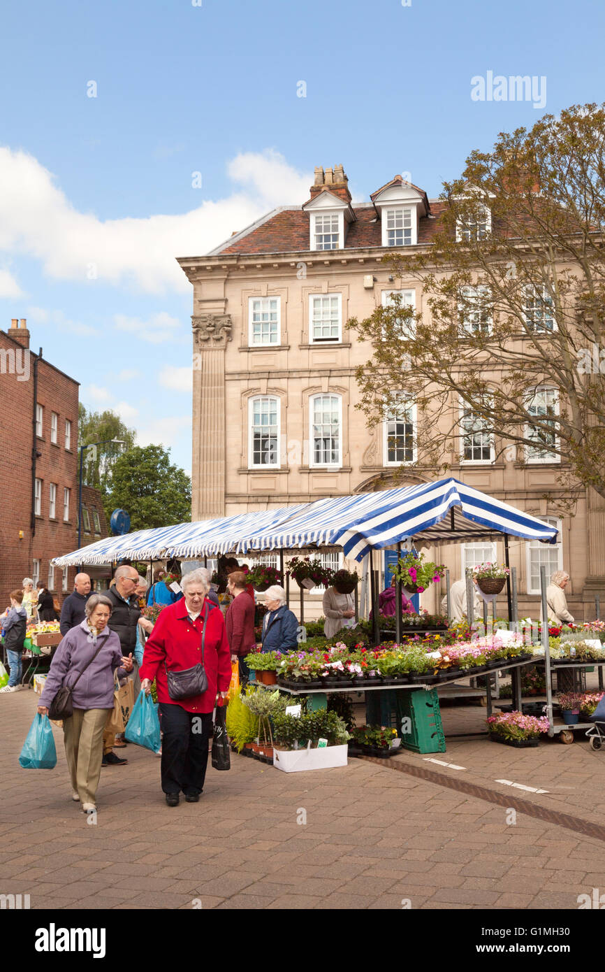 Menschen beim Einkaufen bei Warwick Stadtmarkt, Warwick, Warwickshire, England UK Stockfoto