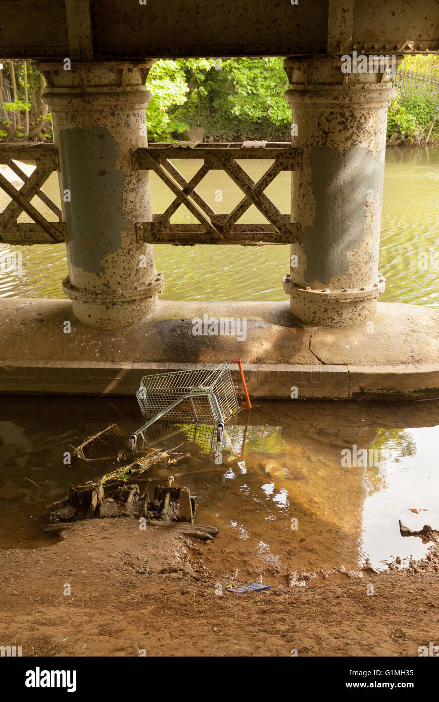 Eine alte Einkaufswagen verursacht Verschmutzung von Flüssen in der Umgebung, der Fluß Avon in Warwick, Warwickshire UK Stockfoto