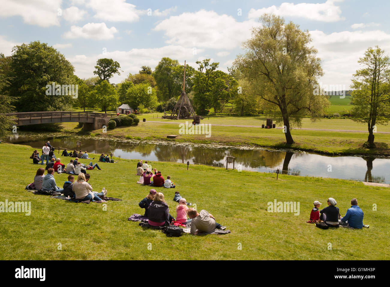 Familien beobachten das Trebuchet gefeuert, Warwick Castle, Warwick, Warwickshire England UK Stockfoto