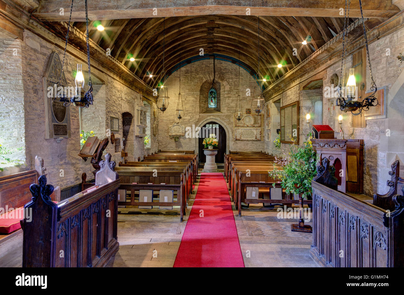 St Faith Church, Bacton: das gerahmte Altar Tuch auf der rechten Seite wird gedacht, um ein Kleid von Queen Elizabeth gehören ich. Stockfoto