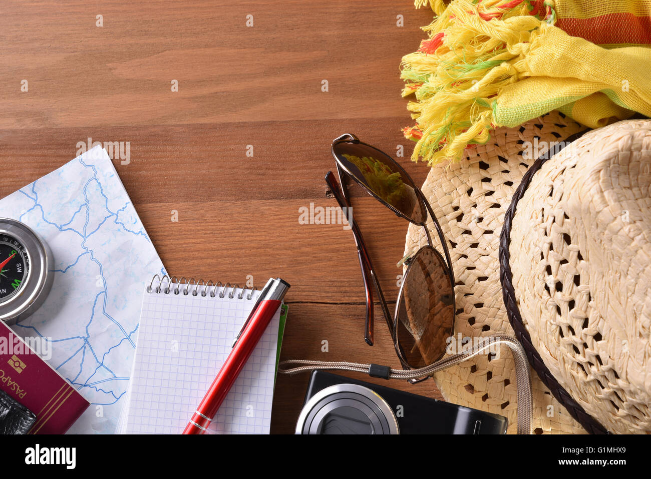 Planen Urlaub Strandtourismus. Strandzubehör auf braunen Holztisch. horizontale Komposition. Erhöhten Blick Stockfoto