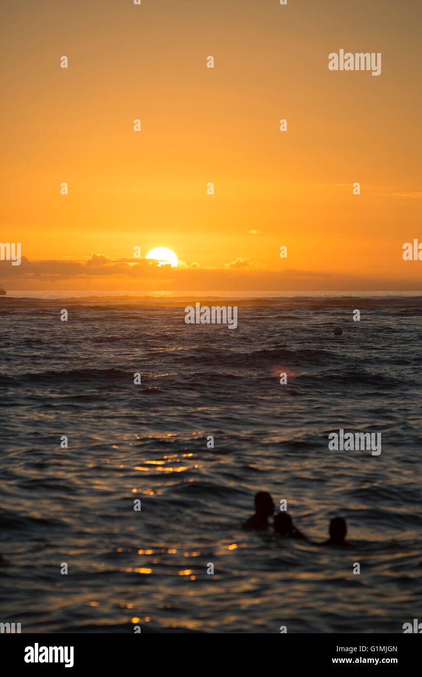 Die Sonne geht über dem Ozean. Stockfoto Die Sonne geht über dem Ozean. Stockfoto