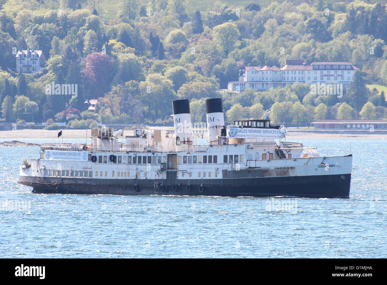 Die Ankunft des historischen Dampfers TS Königin Mary zurück zu den Clyde, geschleppt von Tilbury Docks durch den Schlepper Venture. Stockfoto