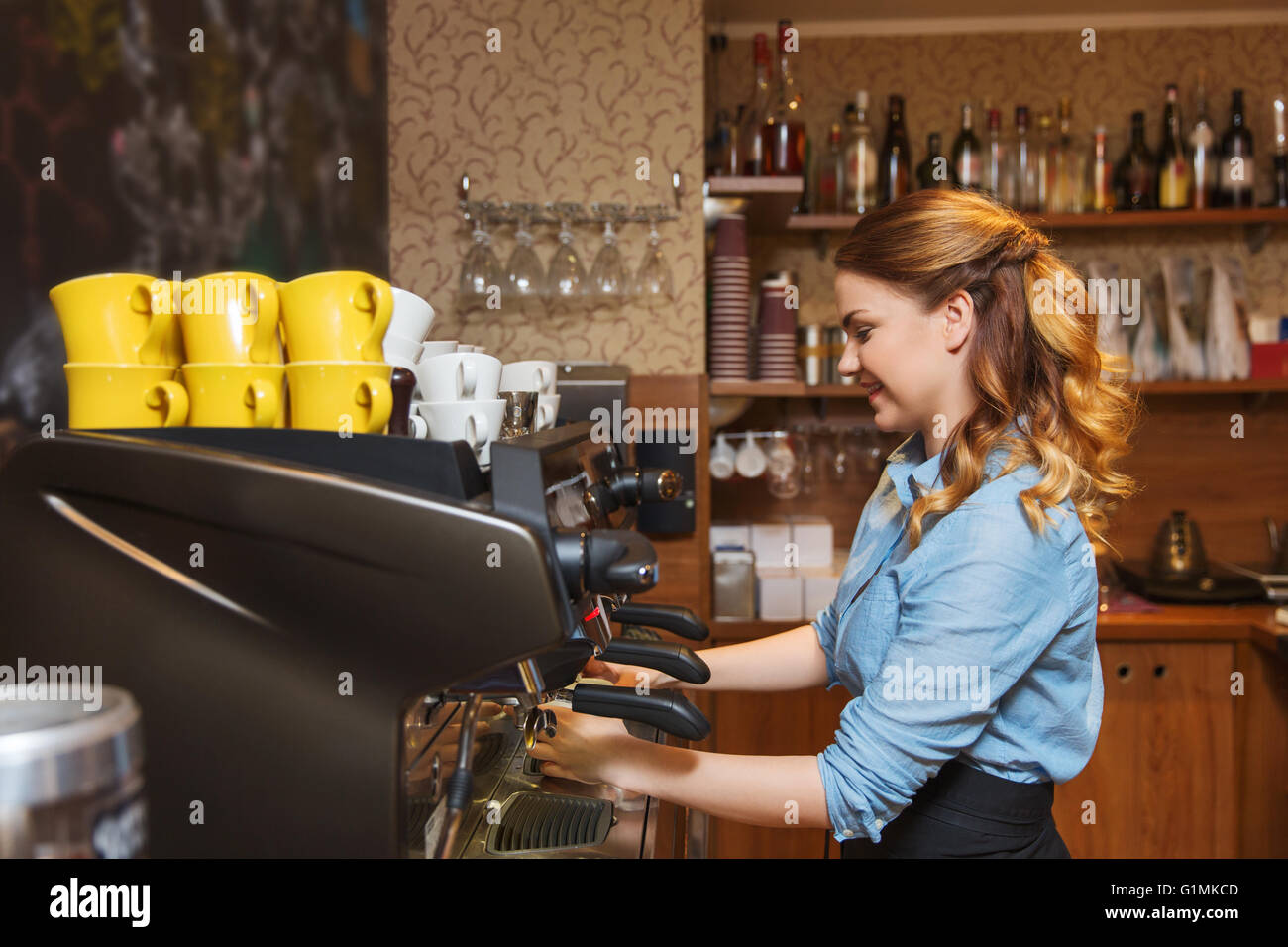 Kaffeezubereitung mit der Maschine im Café Barista-Frau Stockfoto