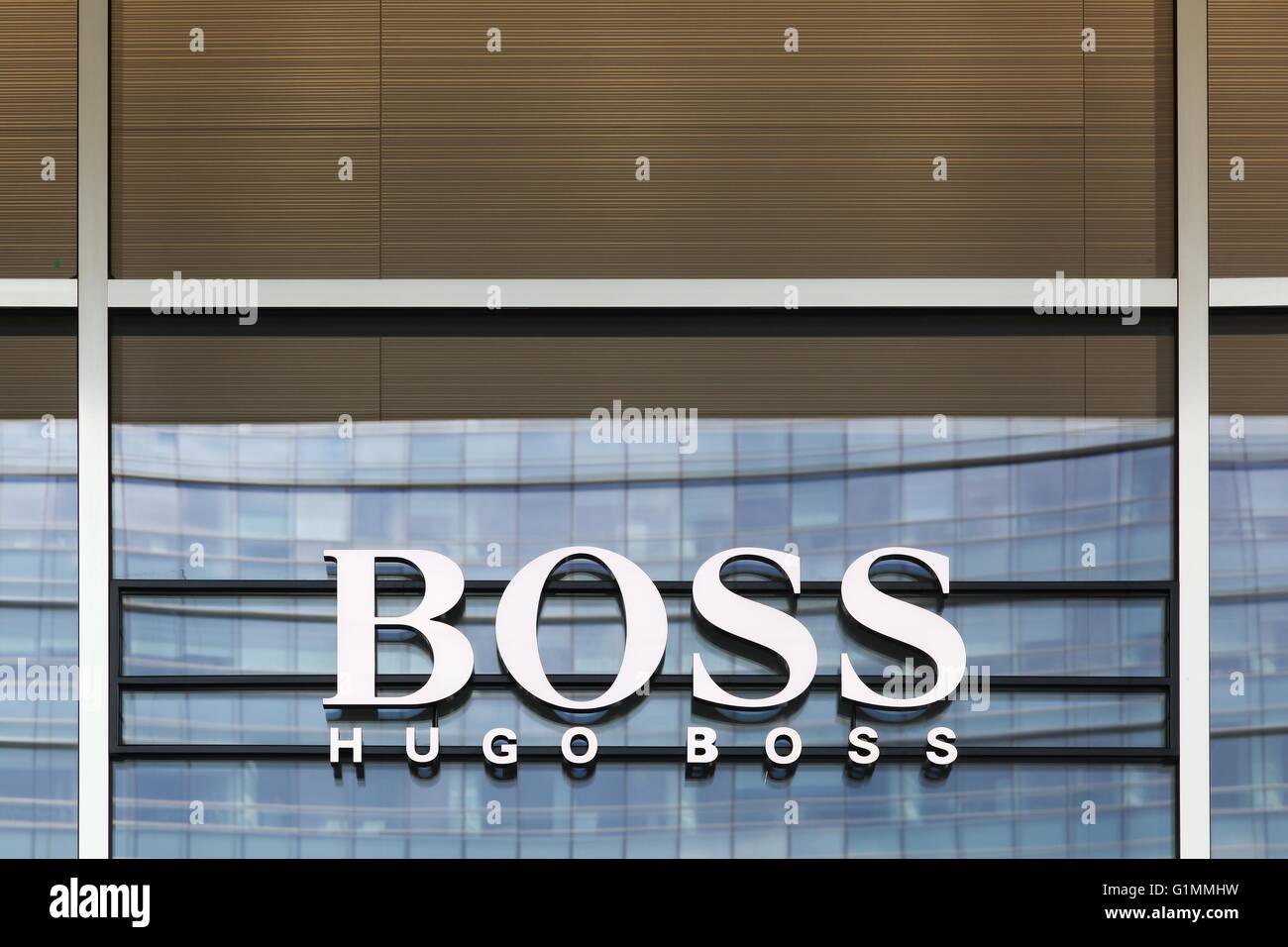 Hugo Boss-Schild an einem Geschäft Stockfoto