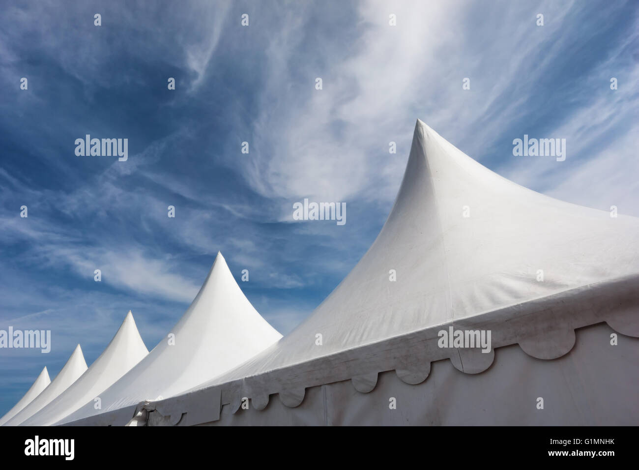 Reihe von weißen Event und Party-Zelten gegen blauen Himmel Stockfoto