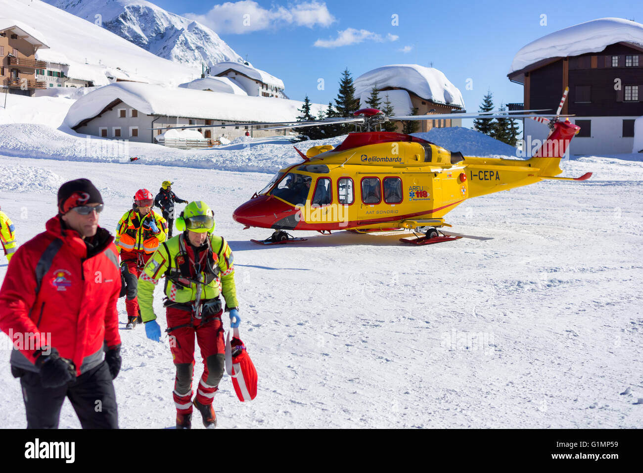 MADESIMO - Februar 22: Rettungshubschrauber evakuiert Skifahrer nach Unfall, Madesimo, Italien am 22. Februar 2014. Stockfoto