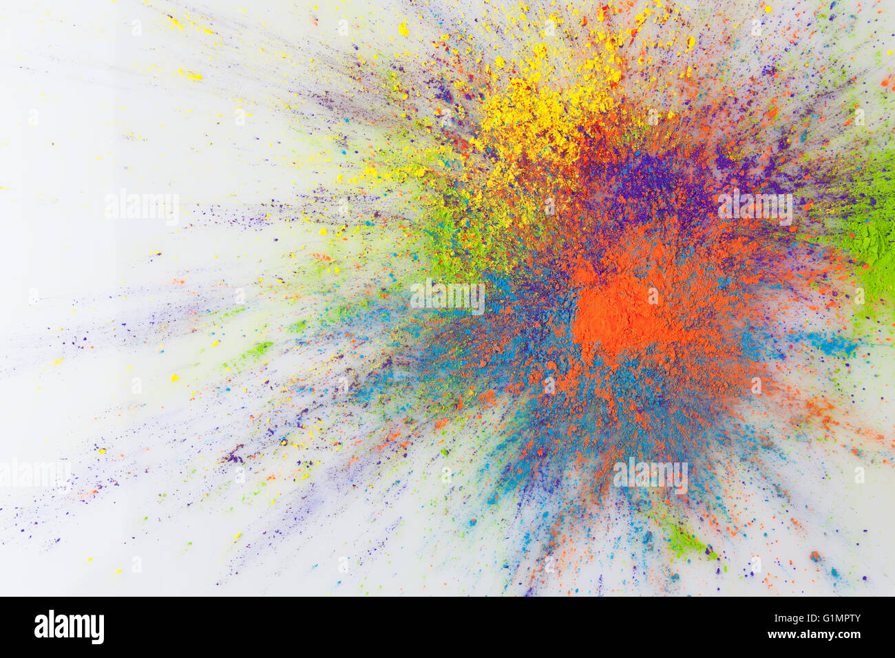 Explosion-Farbkonzept. Farbenfrohe Holi Pulver auf weißem Hintergrund mit textfreiraum explodiert. Stockfoto