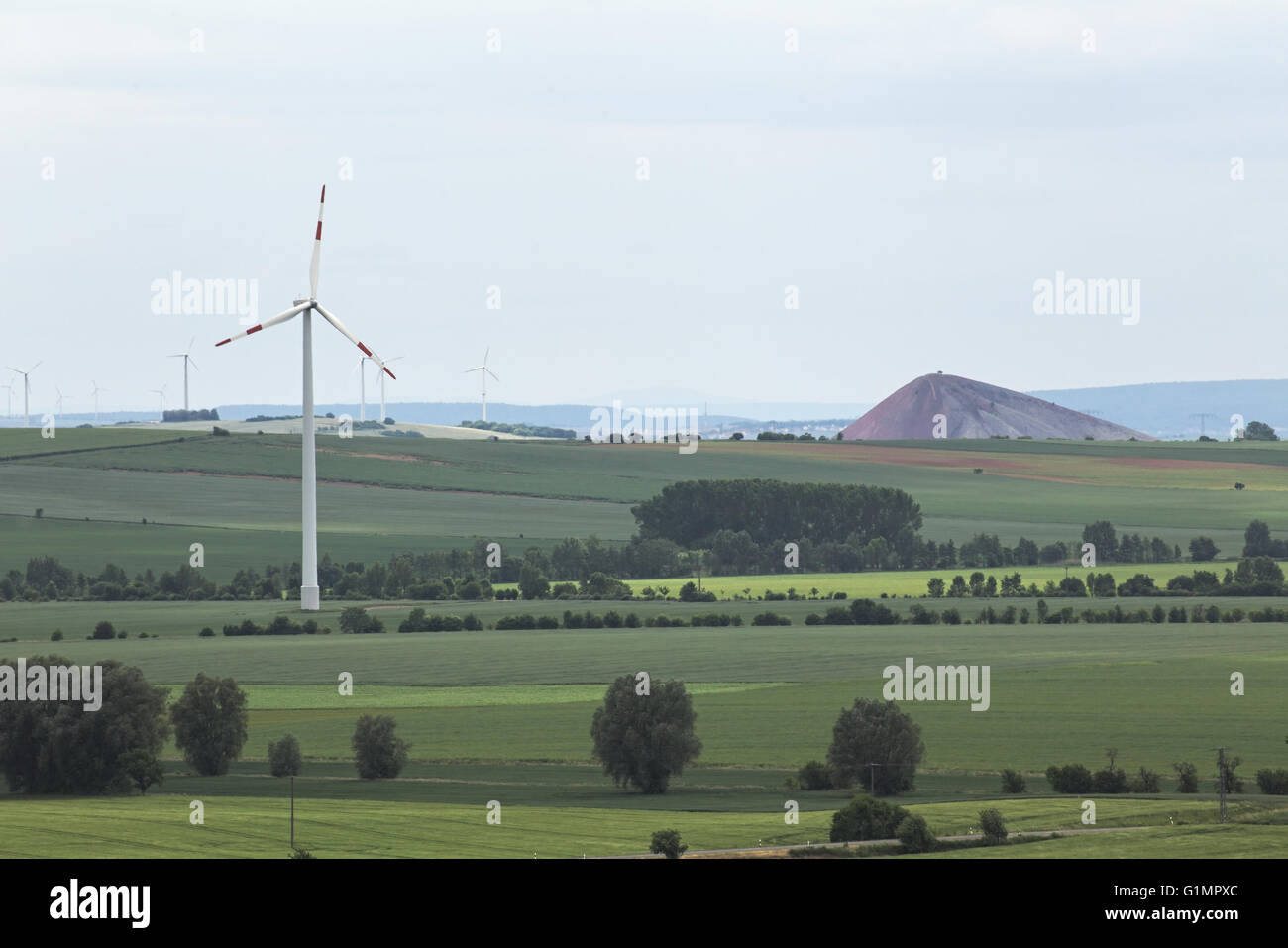 Blick von der Burgruine Schweinsburg in Bornstedt, Sachsen-Anhalt, Deutschland am Agrarlandschaft mit Windkraftanlagen und s Stockfoto