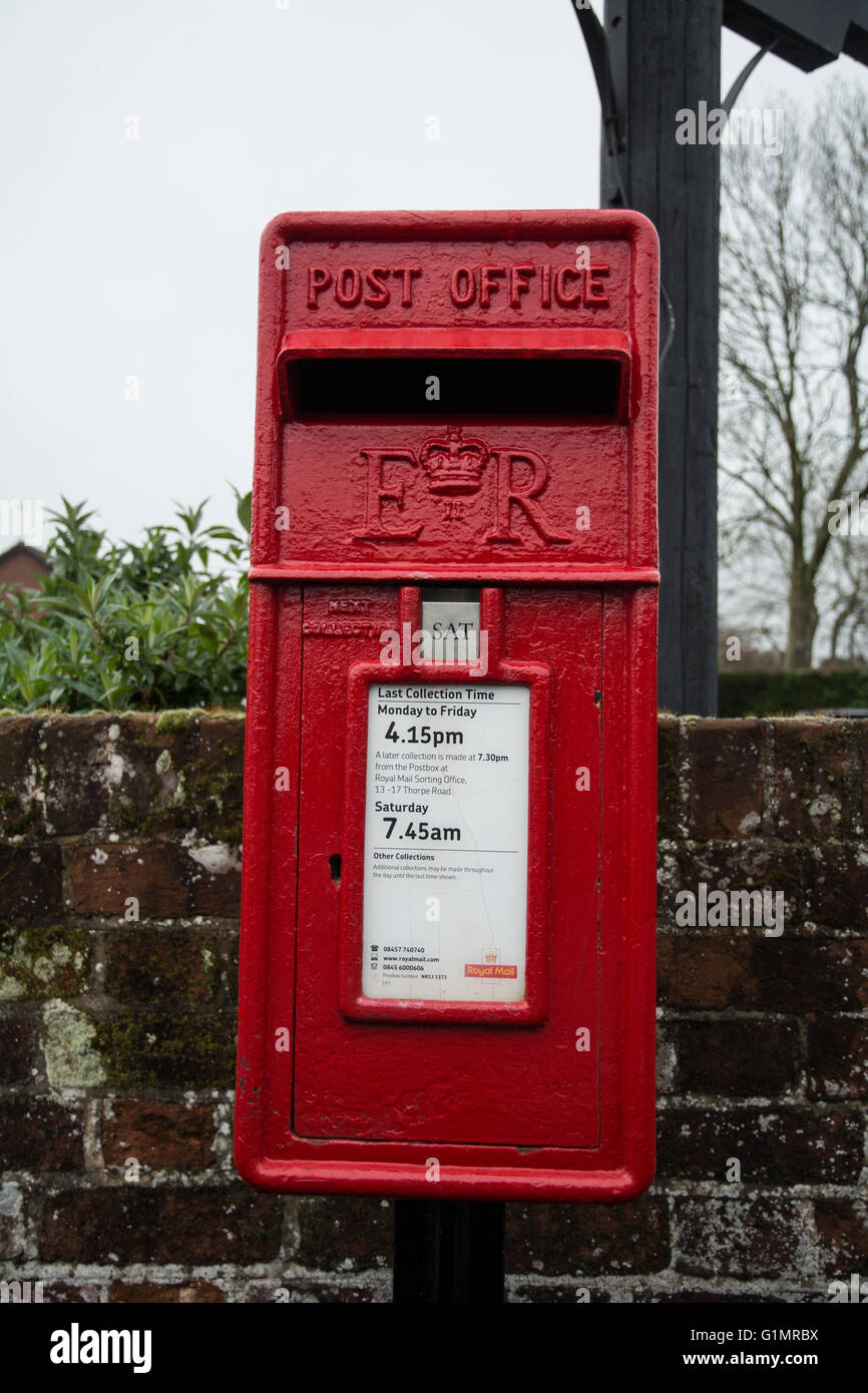 Einen kleinen Briefkasten mit den Leerungszeiten drauf Stockfotografie -  Alamy