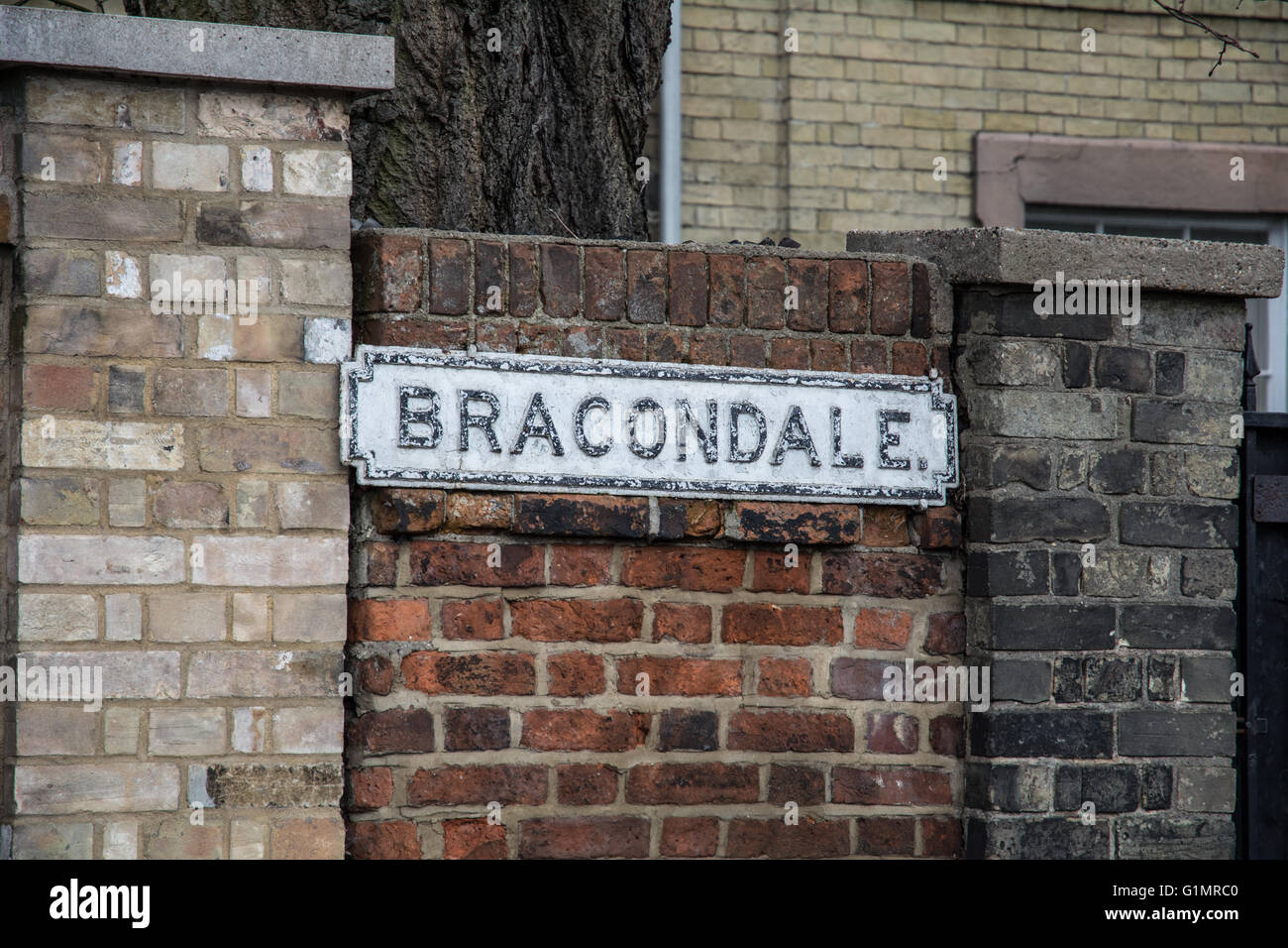 A erschöpft, müde Straßenschild für Bracondale zu schließen. Stockfoto