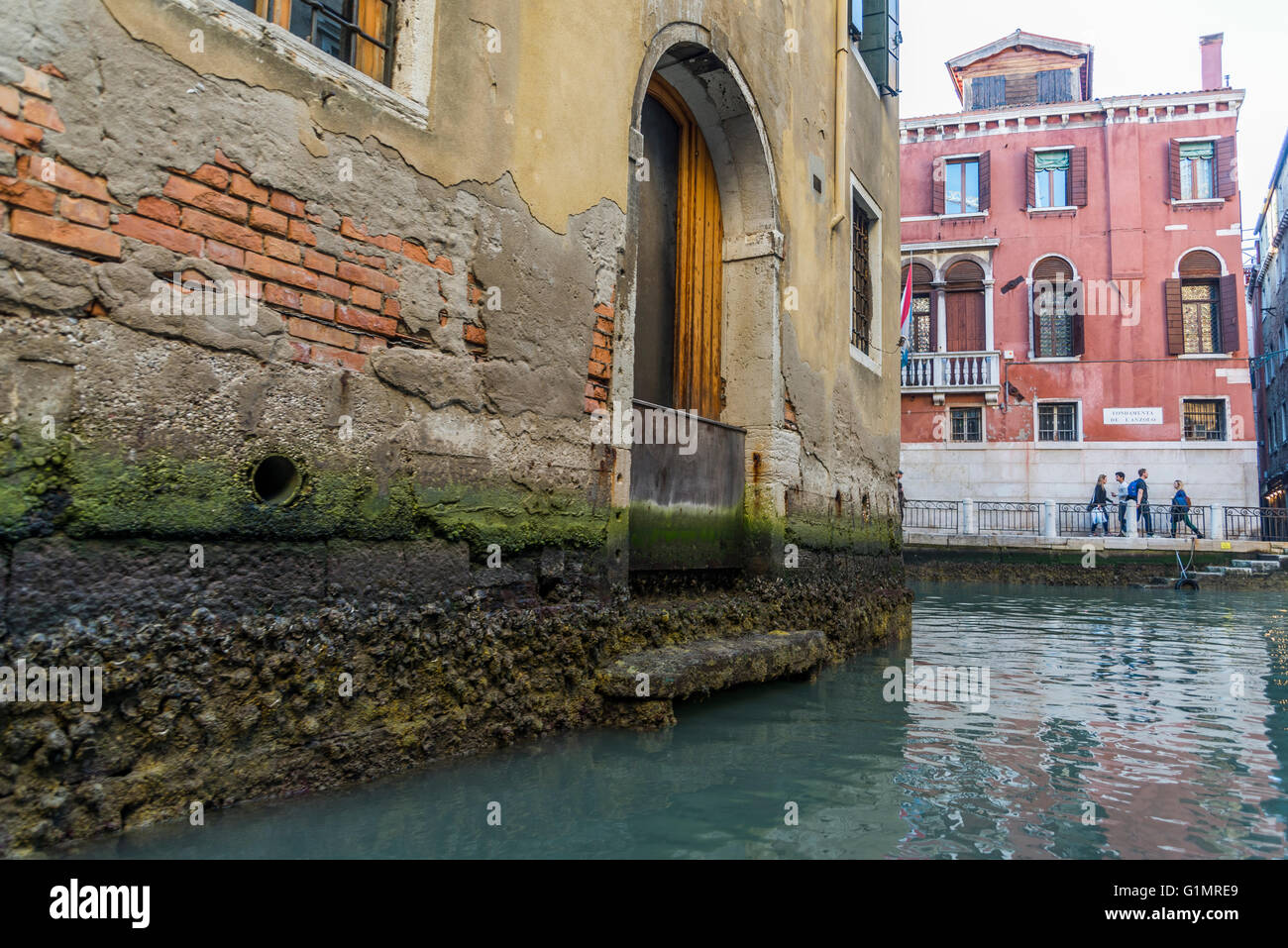 Wasser ruiniert die Fundamente der Häuser entlang der Grachten in Fondamenta de anzolo, Venedig Stockfoto