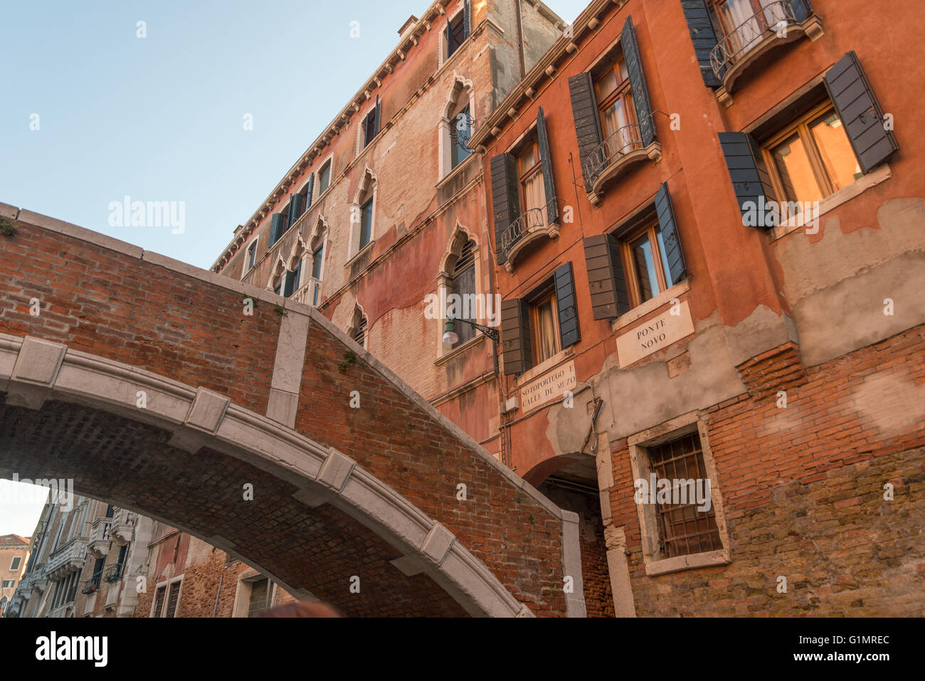 alte Häuser und Brücke über einen kleinen Kanal hinter Riva Degli Schiavoni, Venedig Stockfoto