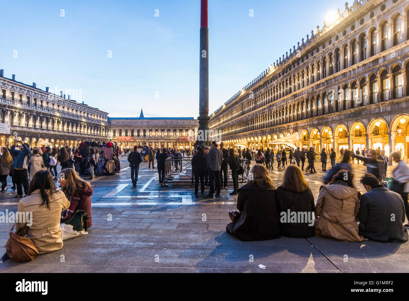 Piazza San Marco mit jungen Touristen nach Sonnenuntergang Stockfoto