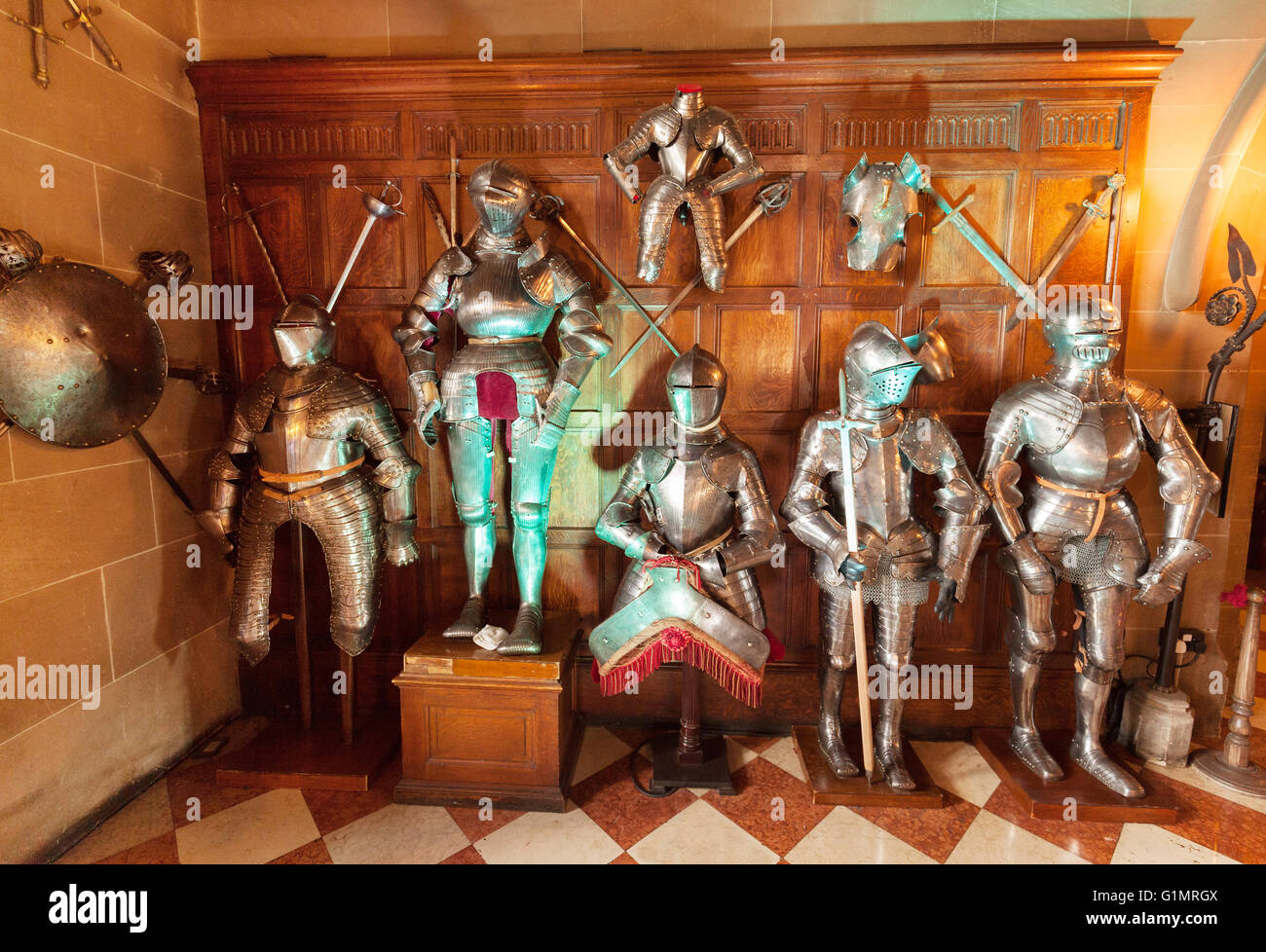 Mittelalterliche Klagen der Rüstung auf dem Display, Warwick castle Interieur, Warwick, Warwickshire England UK Stockfoto