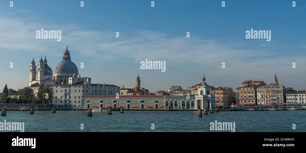 Basilika Santa Maria della Salute und Punta della Dogana auf der Insel Giudecca aus der Laguna Stockfoto