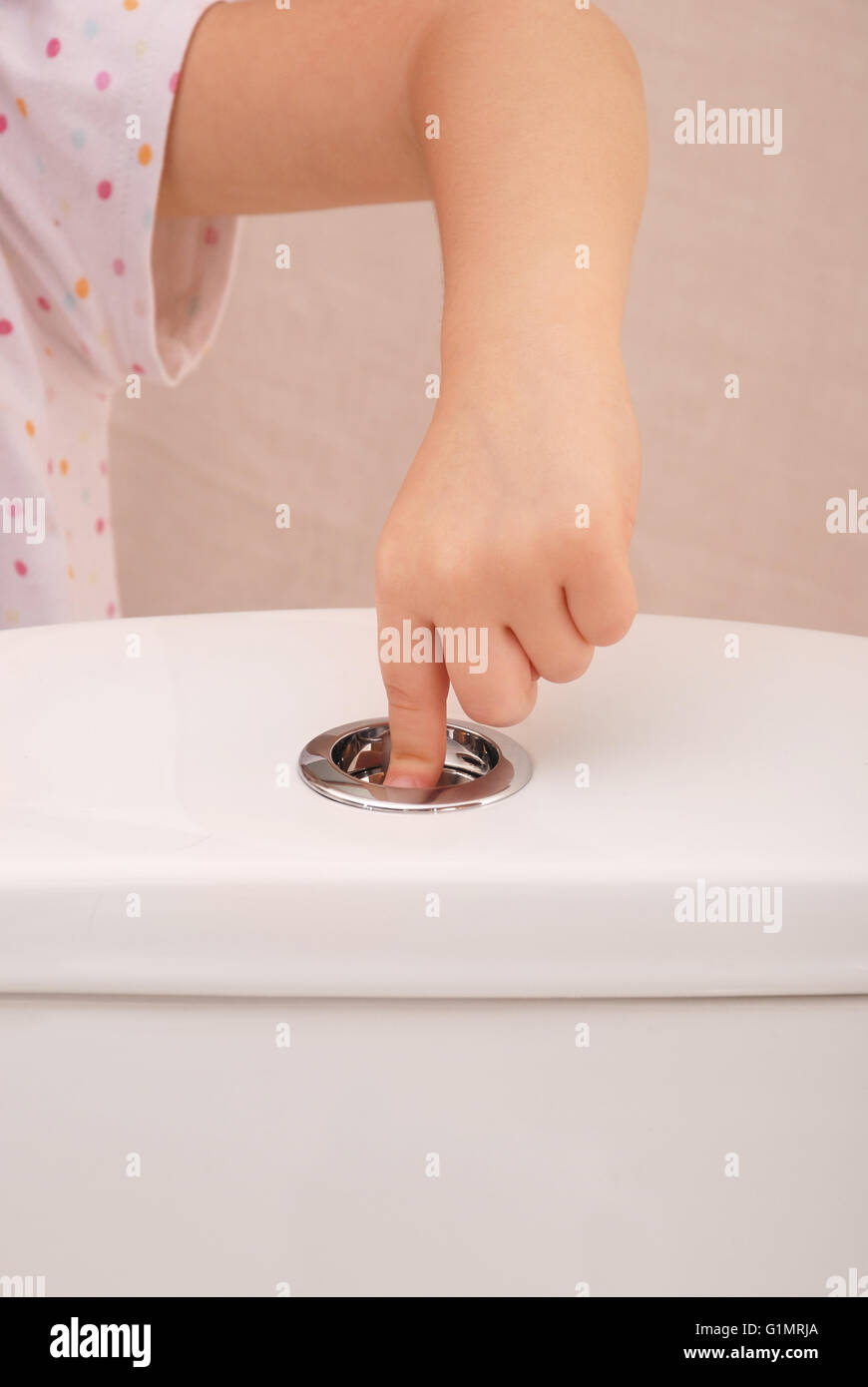 Kinder Hand Toilettenspülung. Speicherplatz auf der linken Seite für Text. Stockfoto