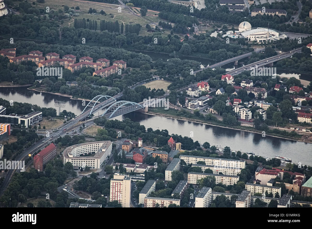 Blick auf die deutsche Stadt Magdeburg aus einem Heißluftballon. Die zwei Jerusalembruecken (lit.) Jerusalem-Brücken) über die Elbe Stockfoto