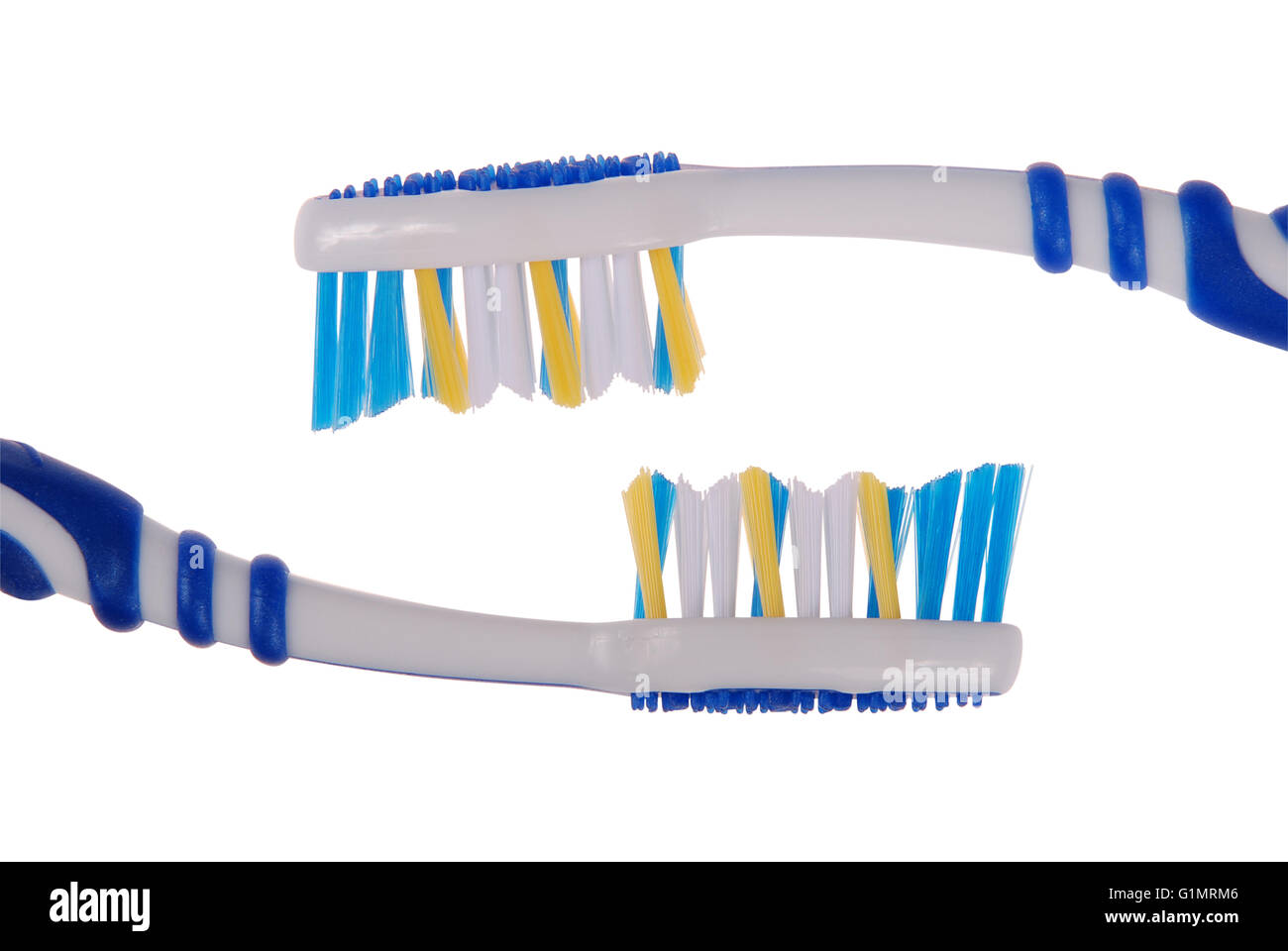 Farbige Zahnbürsten. Isoliert auf weißem Hintergrund. Clipping-Pfad enthalten. Stockfoto
