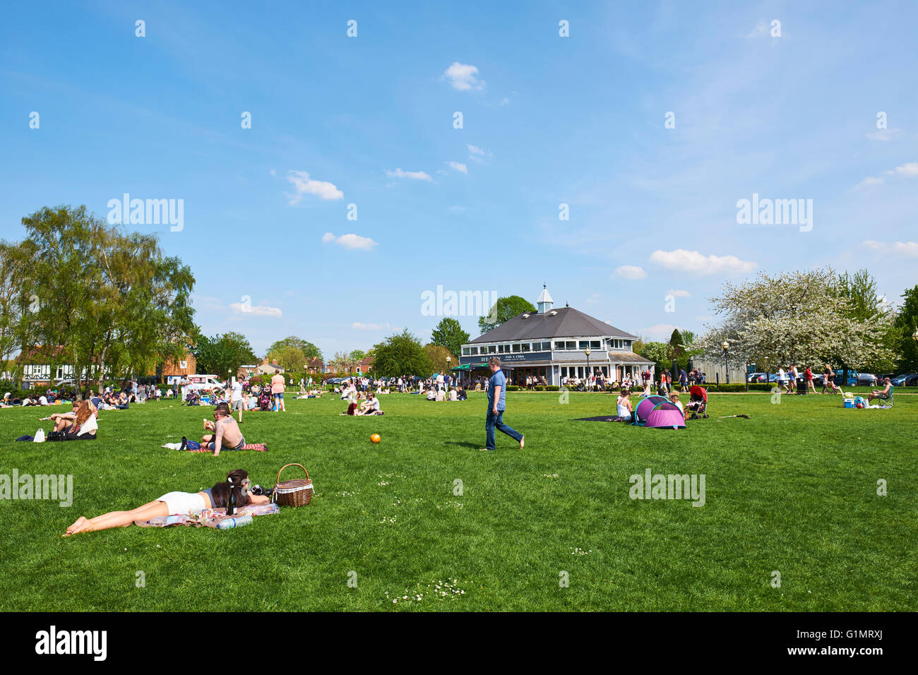 Familien, die Entspannung In der Spielgelände Stratford-Upon-Avon Warwickshire UK Stockfoto