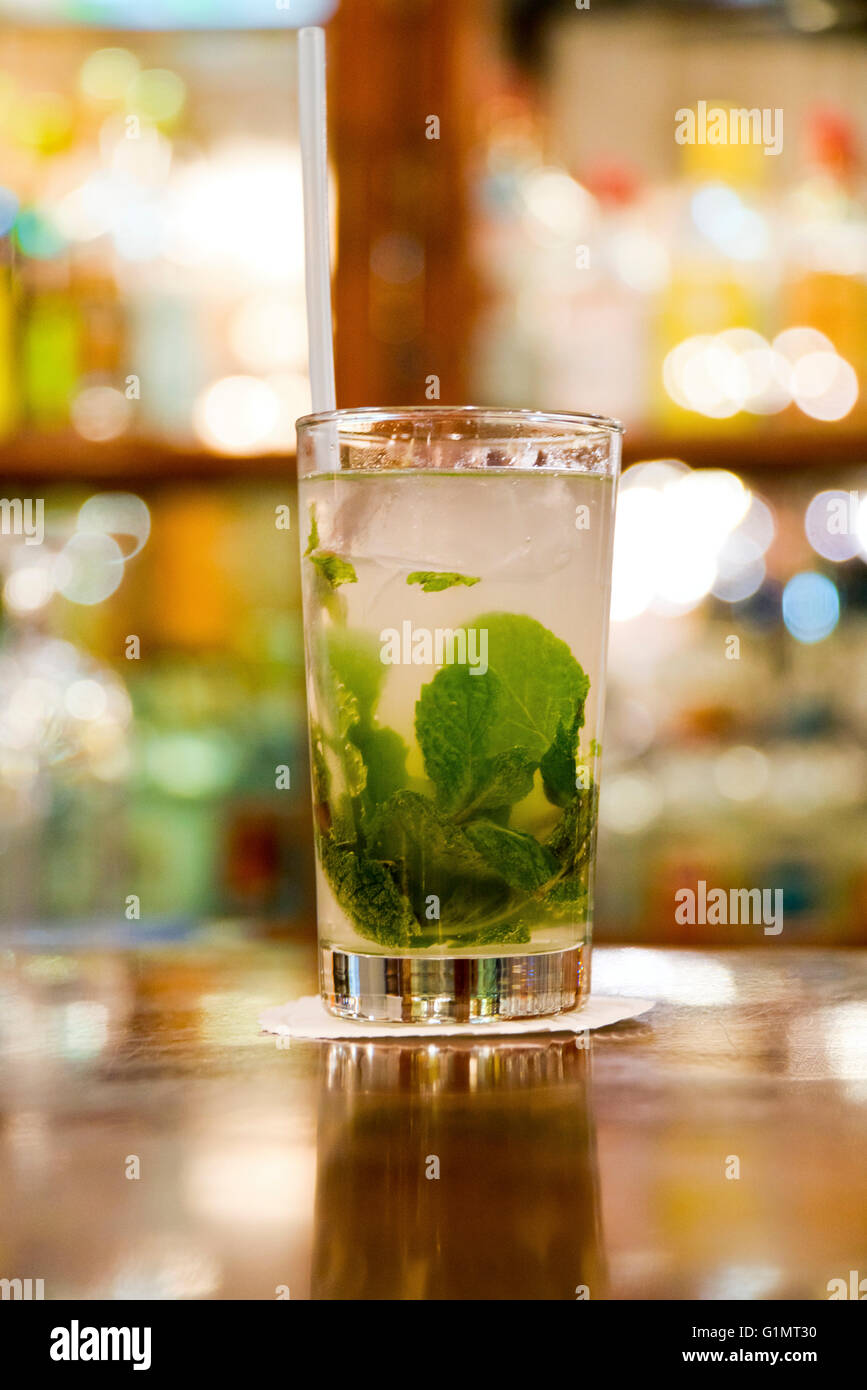 Vertikale Nahaufnahme des Mojito cocktail in Kuba. Stockfoto