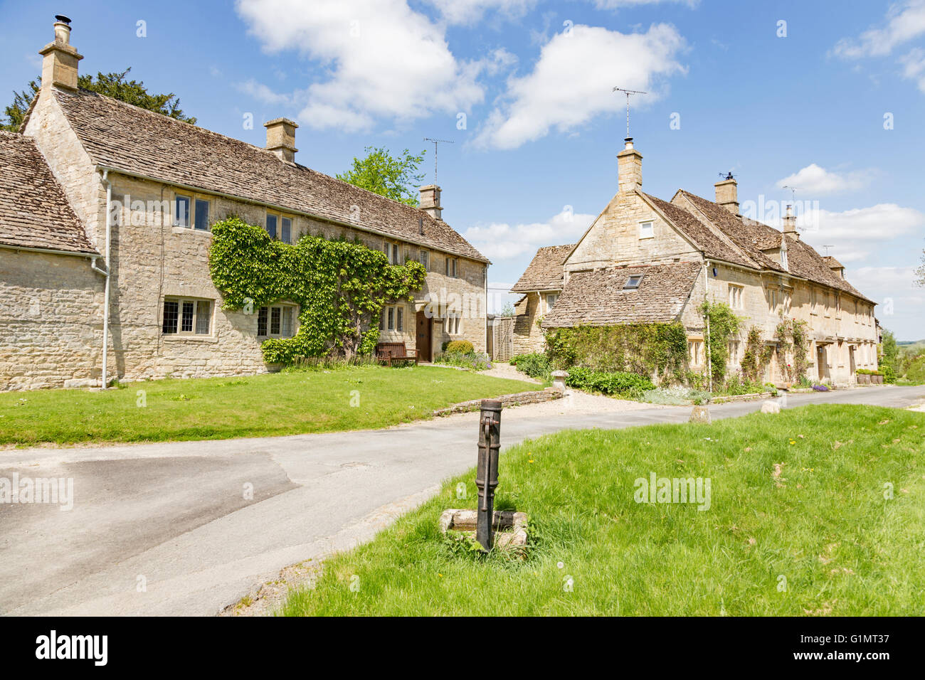 Die malerischen Cotswold Dorf von kleinen Barrington, Gloucestershire, England, UK Stockfoto