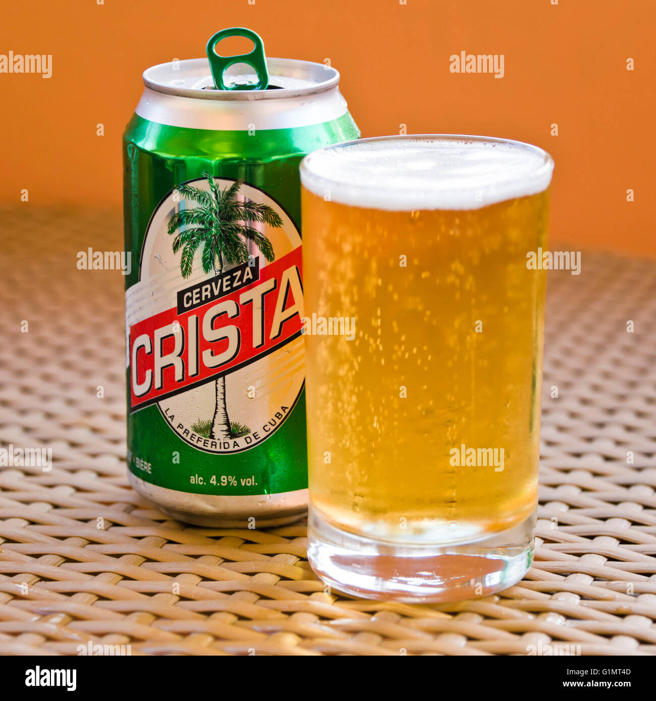 Platz in der Nähe bis Blick auf eine gegossene Dose Bier Cristal in Kuba  Stockfotografie - Alamy