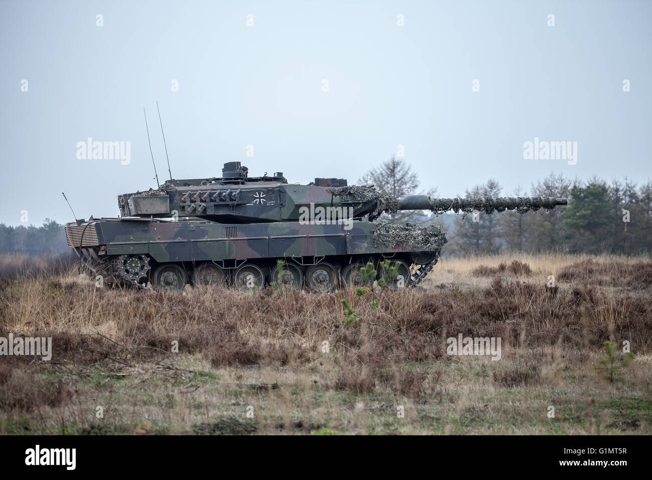 Deutsche Hauptkampf Panzer Leopard 2 bewegt sich eine 6 über die deutsche militärische Übungsgelände Stockfoto