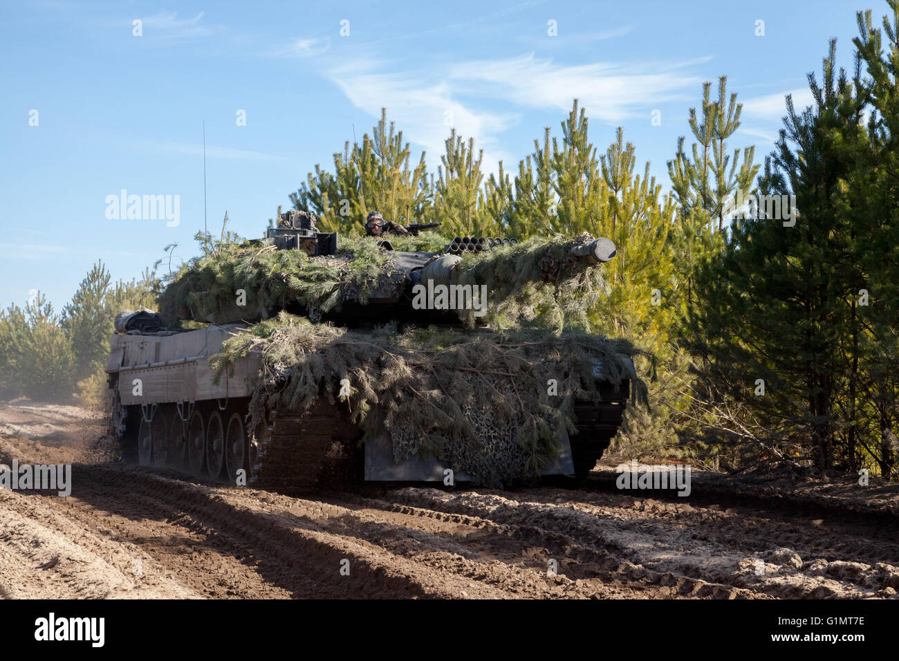 Deutsche Kampfpanzer fährt auf dem richtigen Weg Stockfoto