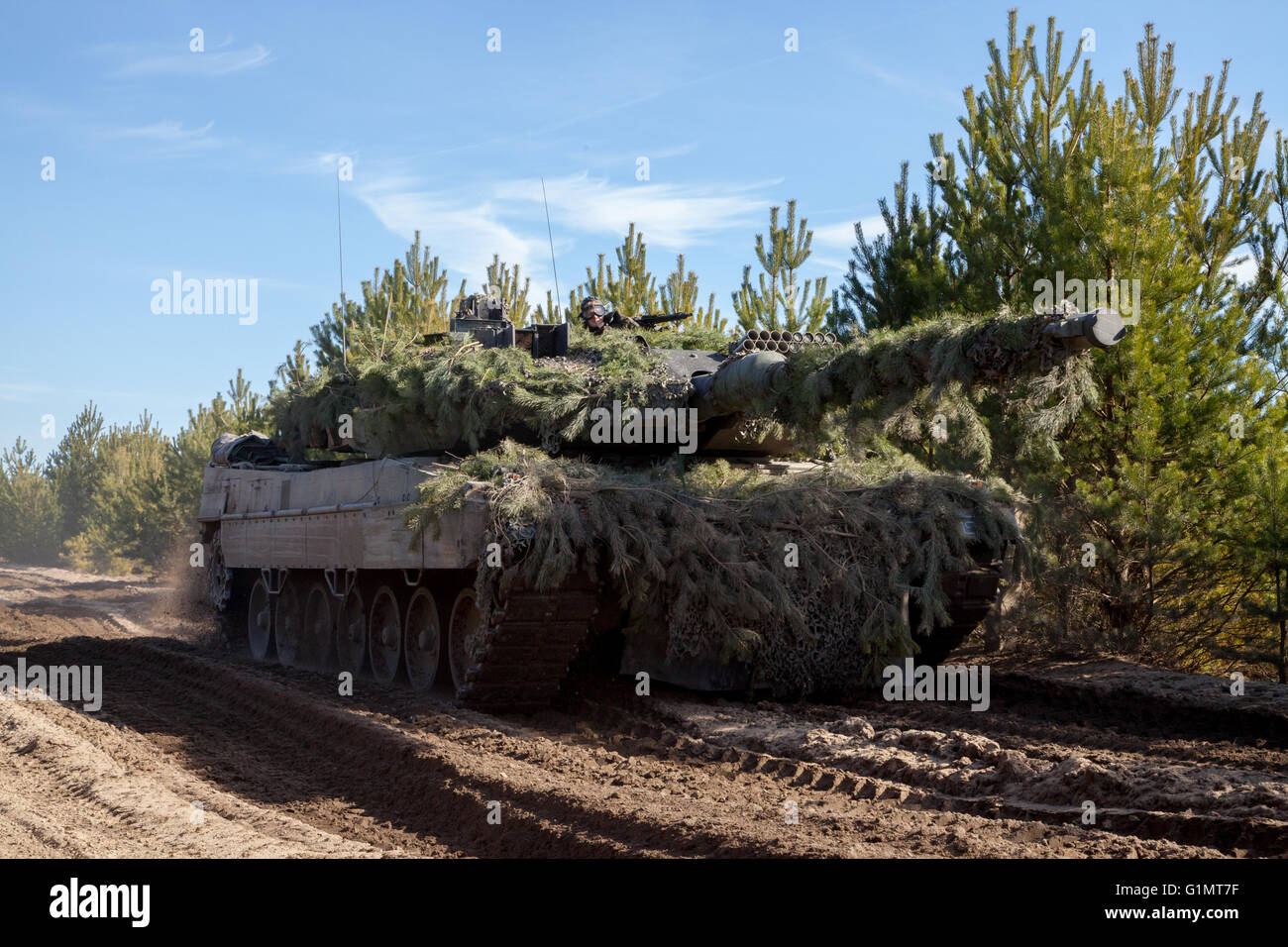 Deutsche Kampfpanzer fährt auf dem richtigen Weg Stockfoto