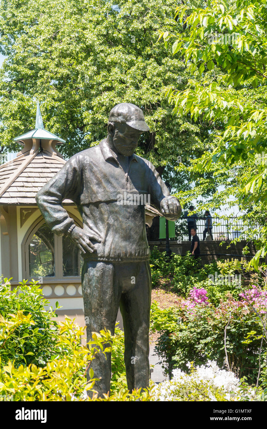 Eine Statue von Fred Lebow, dem Gründer des New York Marathon, befindet sich in der Nähe des Engineers' Gate im Central Park, NYC, USA Stockfoto