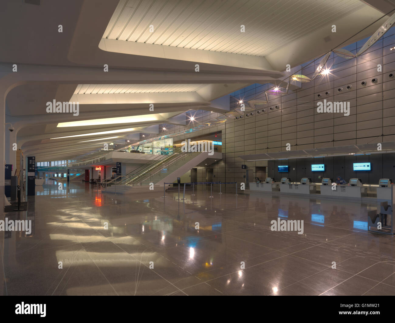 Eisenhower National Airport, Wichita, Ks., USA.  Innenansicht in Richtung Osten zeigt, ticketing und 2d Stock Eingang zur Sicherheit. Stockfoto